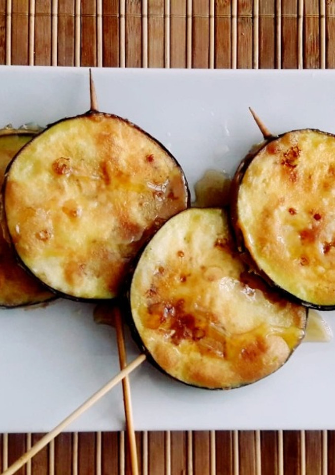 Una foto de Piruletas de berenjenas fritas con miel