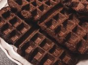 Una foto de waffle de chocolate y avena