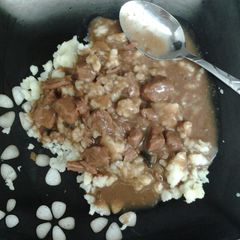A picture of Beef Tips and gravy.