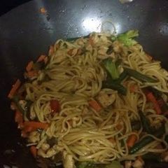 A picture of Chicken Lo Mein.