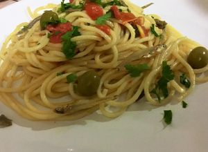 Una foto de Spaghetti alla puttanesca 🍝