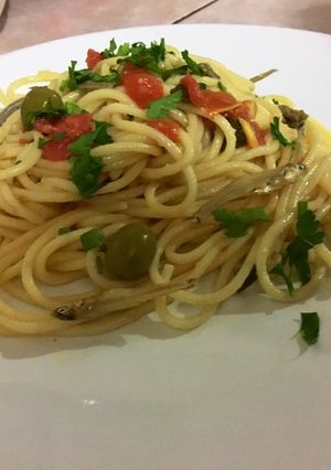 Una foto de Spaghetti alla puttanesca 🍝