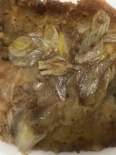 Una foto de Pescado con cebolla larga y ajo