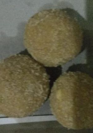 A picture of Suji besan ladoo.