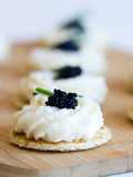 Canapés de mousse de bacalao ahumado, huevas de lumpo y cebollino