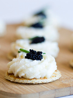 Una foto de Canapés de mousse de bacalao ahumado, huevas de lumpo y cebollino