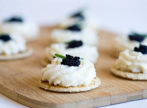 Una foto de Canapés de mousse de bacalao ahumado, huevas de lumpo y cebollino
