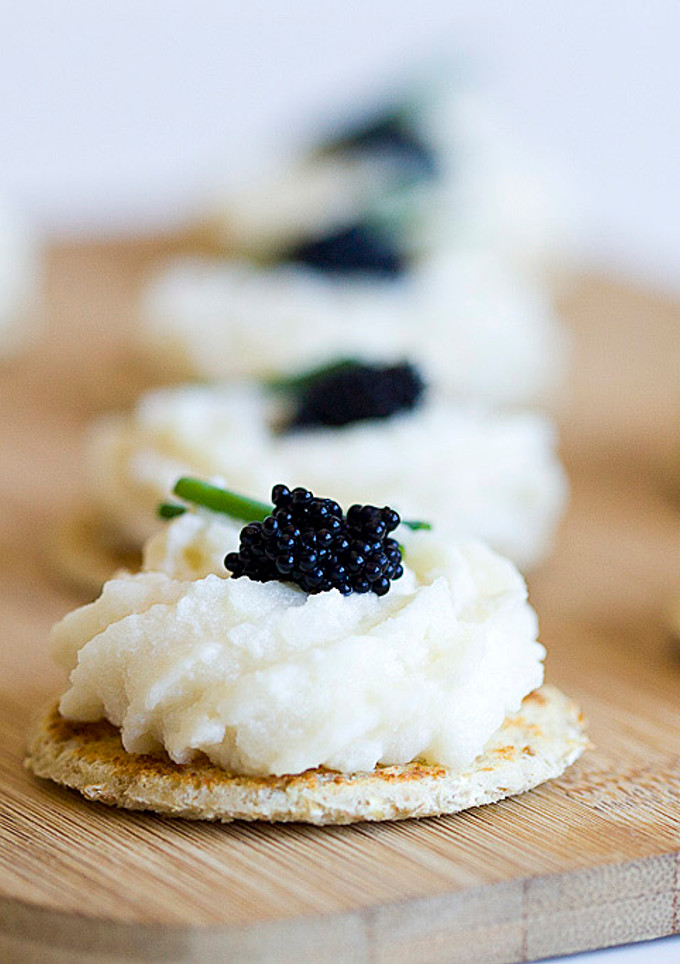 Una foto de Canapés de mousse de bacalao ahumado, huevas de lumpo y cebollino