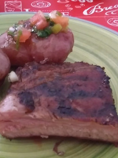 Una foto de Costillar a la parrilla dorado y jugoso