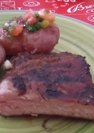 Una foto de Costillar  a la parrilla dorado y jugoso