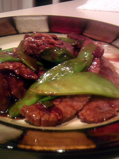 A picture of Stir fry beef with snow peas.