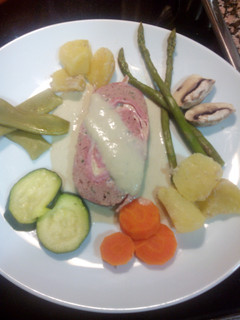 Una foto de Rollo de ternera con verduras al vapor y salsa de champiñones