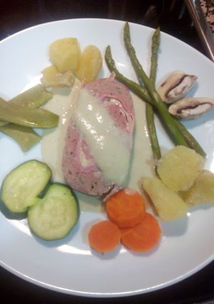 Foto principal de Rollo de ternera con verduras al vapor y salsa de champiñones