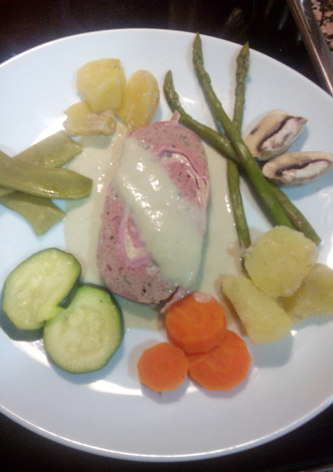 Una foto de Rollo de ternera con verduras al vapor y salsa de champiñones