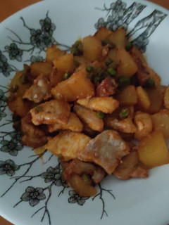Una foto de Pollo con patatas y lomo