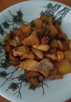 Una foto de Pollo con patatas y lomo