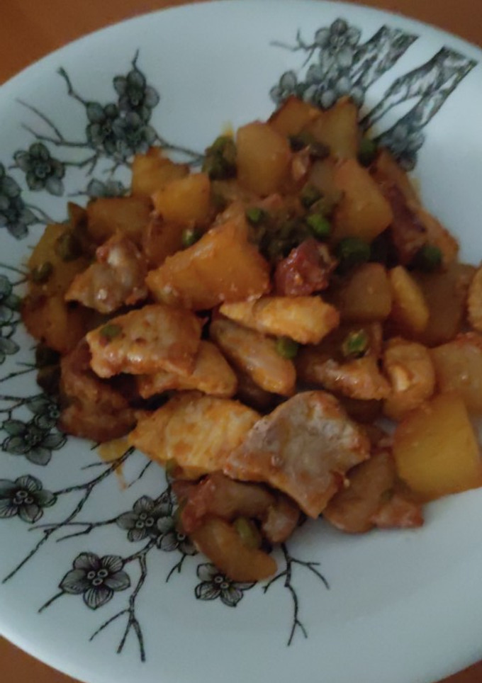 Una foto de Pollo con patatas y lomo