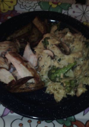 A picture of Grilled chicken with bowties and broccoli.
