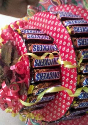 A picture of snikers gift bouquet.