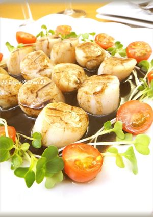 A picture of Scallops with Balsamic Vinegar and Butter Sauce.