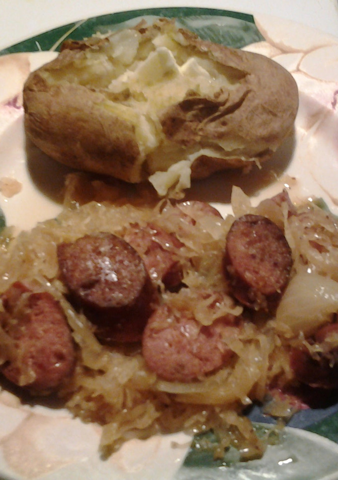 A picture of Kielbasa and Kraut.