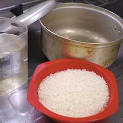 รูปของ Boiled white rice, used a pot with lid