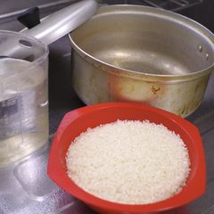 A picture of Boiled white rice, used a pot with lid.