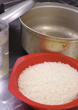 A picture of Boiled white rice, used a pot with lid.