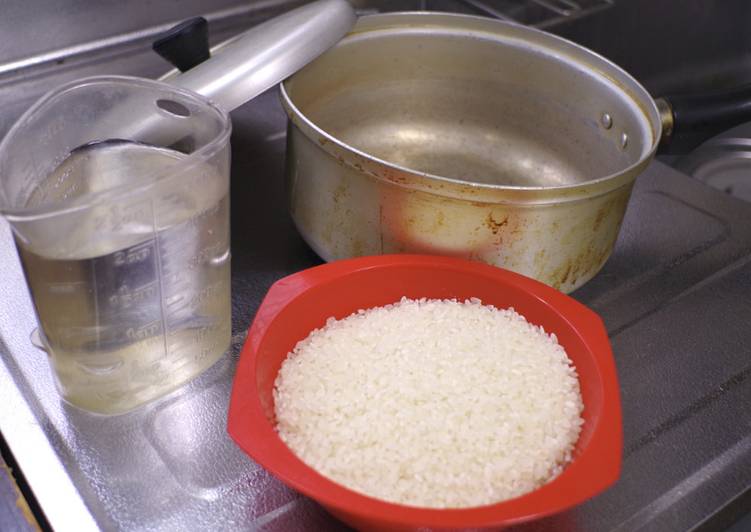 Boiled white rice, used a pot with lid