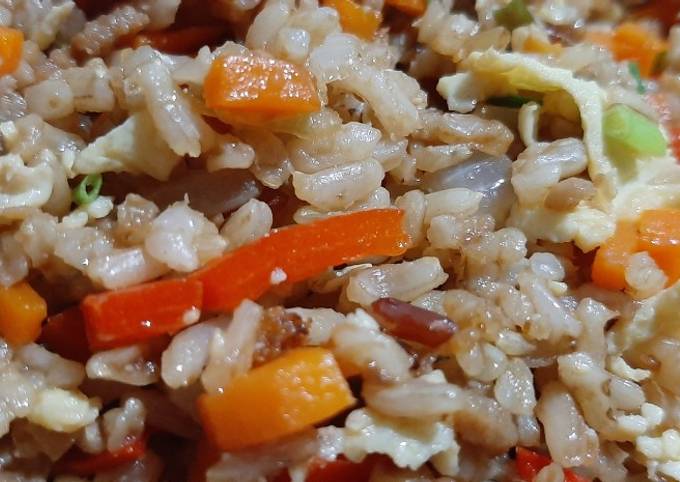 Steps to Make Quick Pauper&#39;s Fried Brown Rice