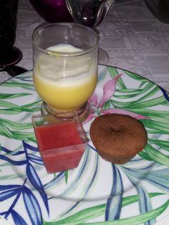 Una foto de Sopa de fresas, crema de limón y coulant de chocolate