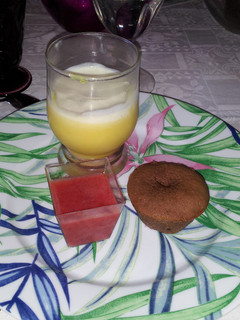 Una foto de Sopa de fresas, crema de limón y coulant de chocolate