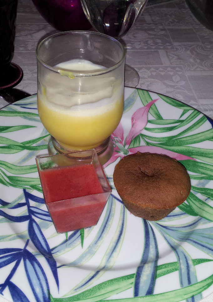 Una foto de Sopa de fresas, crema de limón y coulant de chocolate