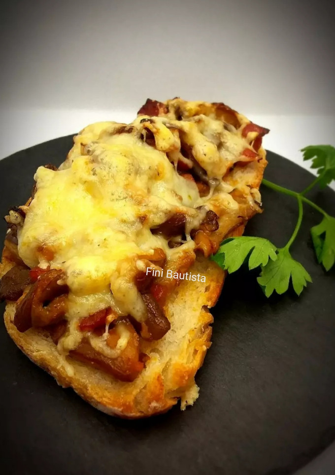 Una foto de Tostadas de setas jamón y queso