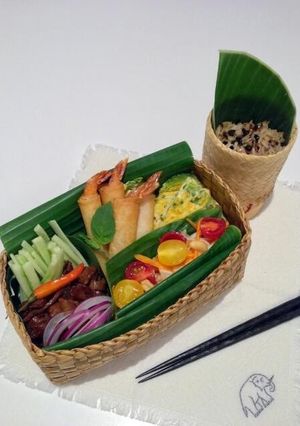 A picture of Thai-style Lunch Box.