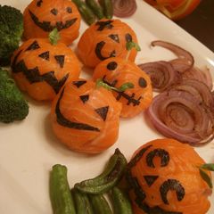 A picture of Halloween-Themed Temari Sushi.