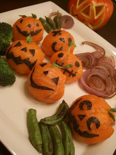 A picture of Halloween-Themed Temari Sushi.