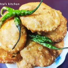 A picture of Moong dal khasta kachori.