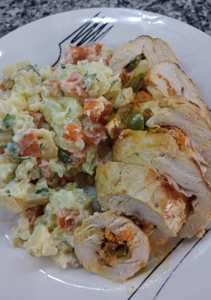 Una foto de Pollo arrollado con ensalada rusa