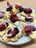 Canapés de jamón de pato con salsa casera de arándanos