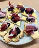 Canapés de jamón de pato con salsa casera de arándanos