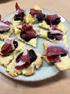 Una foto de Canapés de jamón de pato con salsa casera de arándanos