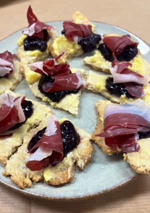 Una foto de Canapés de jamón de pato con salsa casera de arándanos