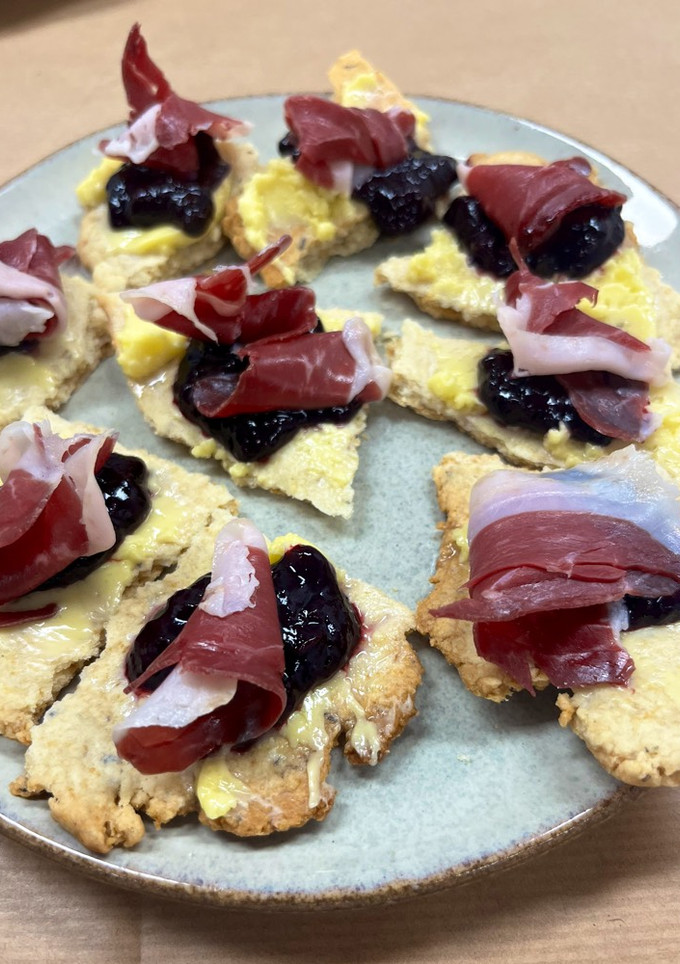 Una foto de Canapés de jamón de pato con salsa casera de arándanos