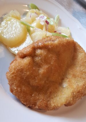 Svábos burgonyasaláta, borjú bécsi recept fotója