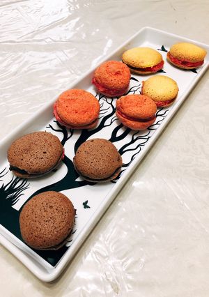 Φωτογραφία της συνταγής Macarons με γέμιση λεμόνι και σμέουρα