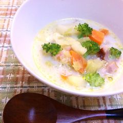 A picture of A chowder full of vegetables with bacon and welsh onions.