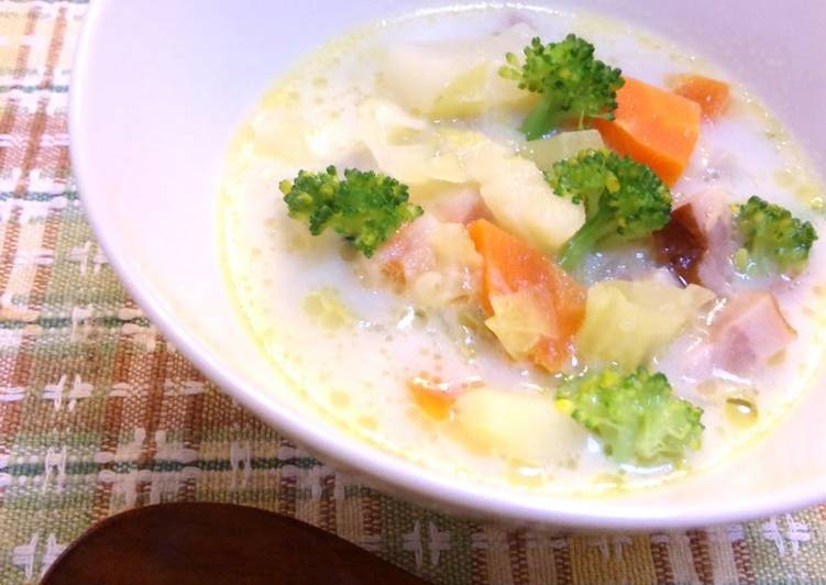 A chowder full of vegetables with bacon and welsh onions