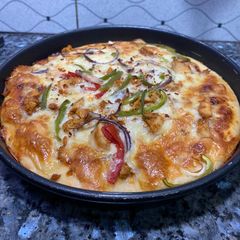 A picture of Chicken Tikka pizza.