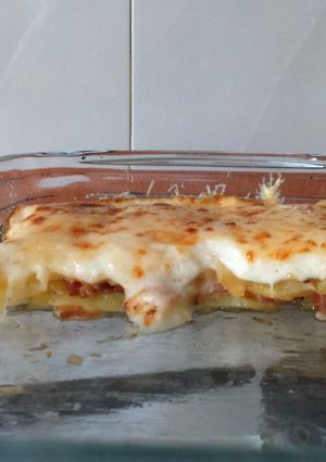 A picture of Patatas con bacon.